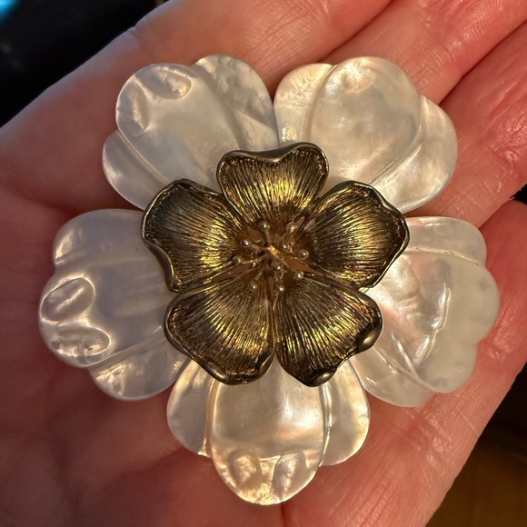 925 Sterling silver and mother of pearl flower brooch - Picture 1 of 3